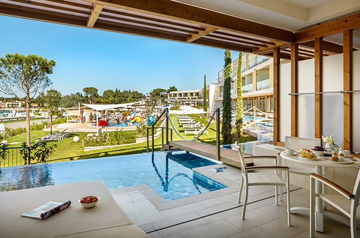 VALAMAR COLLECTION - V LEVEL SWIM UP SUPERIOR SEAVIEW FAMILY SUITE OUTDOOR
